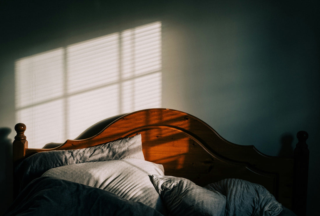 昼間眠いのに夜眠れない…黄体期の「睡眠の質」がむくみを悪化させるトラップ