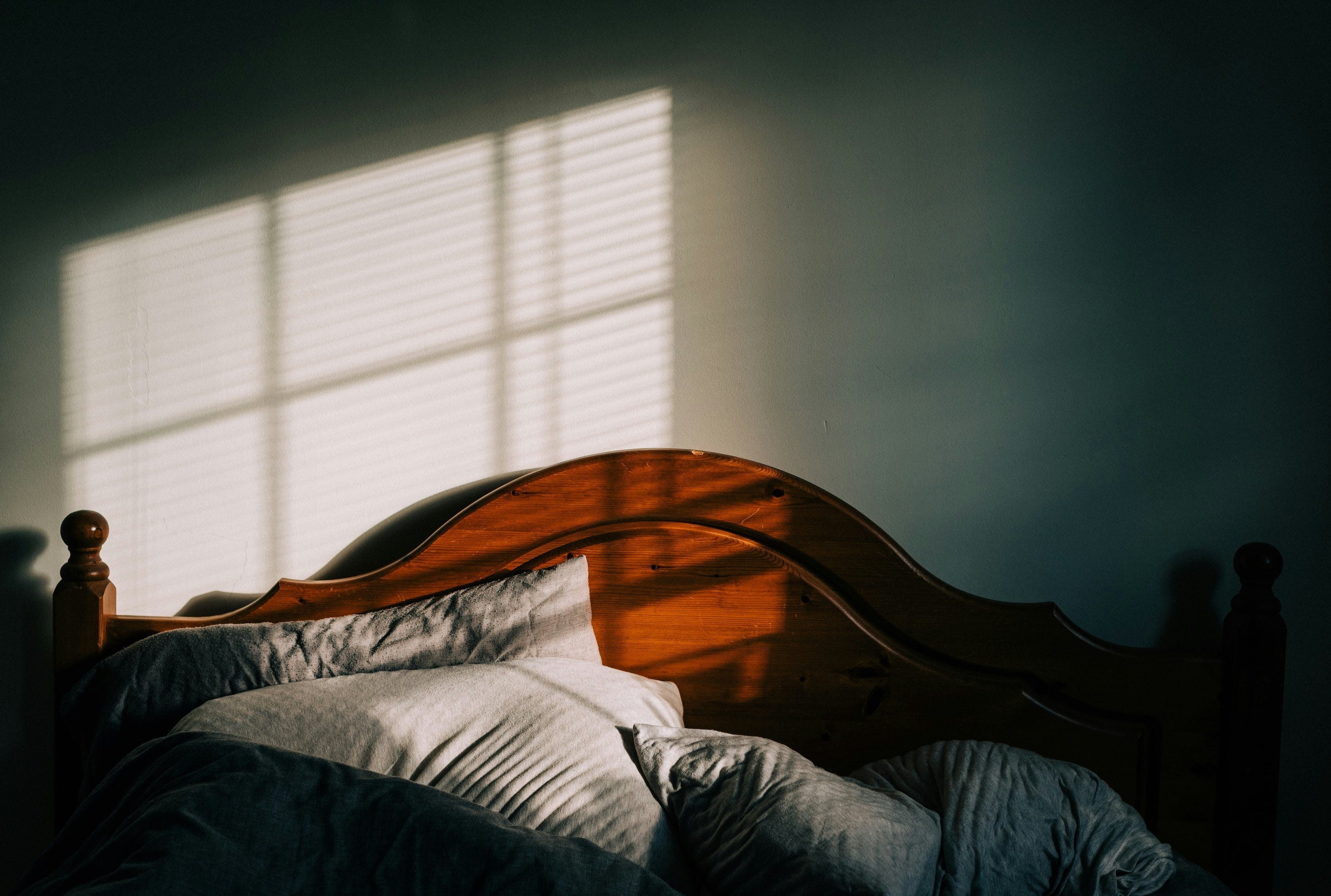 昼間眠いのに夜眠れない…黄体期の「睡眠の質」がむくみを悪化させるトラップ