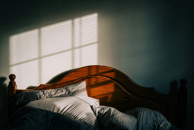 昼間眠いのに夜眠れない…黄体期の「睡眠の質」がむくみを悪化させるトラップ